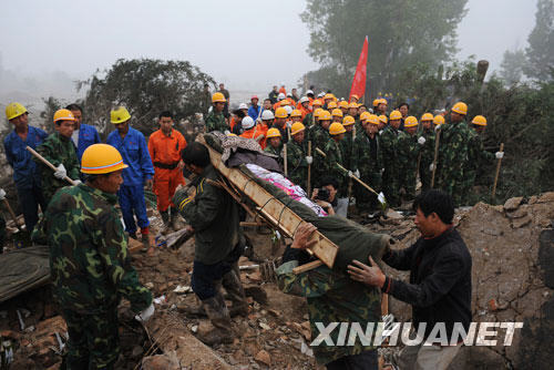 Rescuers carry away a dead body from the site of a mud-rock flow in Xiangfen County, Linfen City, north China's Shanxi Province on Tuesday, September 9, 2008. [Photo: Xinhua]