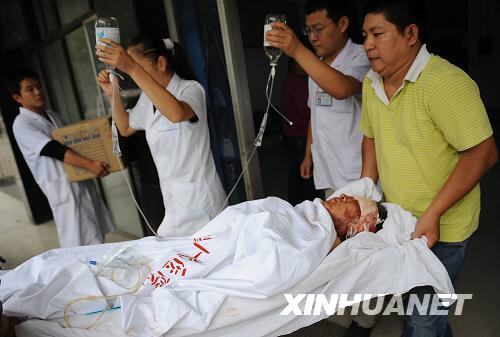 Rescuers search for survivors on the rubbles of a former office building destroyed by a mud-rock flow in Xiangfen County, Linfen City, north China's Shanxi Province on Tuesday, September 9, 2008. [Photo: Xinhua]