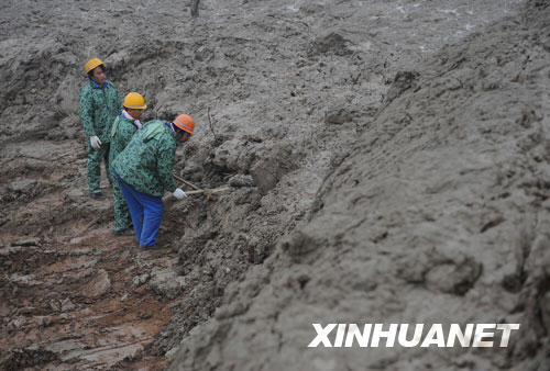 Rescuers search for survivors at the site of a mud-rock flow in Xiangfen County, Linfen City, north China's Shanxi Province on Tuesday, September 9, 2008. [Photo: Xinhua] 