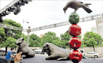 A bronze work by US sculptor Peter Woytuk is unveiled yesterday at ShanghaiMart, where the 12th Shanghai Art Fair 2008 runs today through Sunday. Peter Woytuk is considered one of the world’s best animal sculptors.