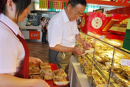 Excessive or luxury moon cake packaging is becoming an increasingly serious business causing huge loss of resources. At least one-third of the about 280 billion yuan (US$41 billion) worth of packaging material that Chinese people throw away every year is considered excessive.