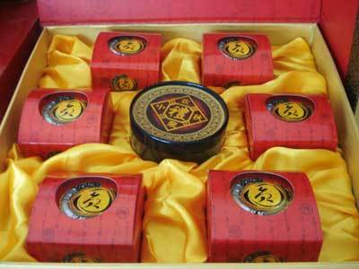 Nowadays, there is nothing new about moon cakes luxuriously packaged.