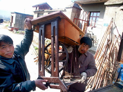 Farmers move from houses slated for demolition to make way for a development zone in suburban Nanjing, Jiangsu province. A new rule to address the depleting land bank requires developers to reclaim areas equal to the arable land they have obtained. File photo