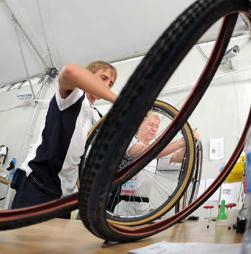 Repairing wheels, Sept. 8. [Chen Xiaowei/Xinhua]