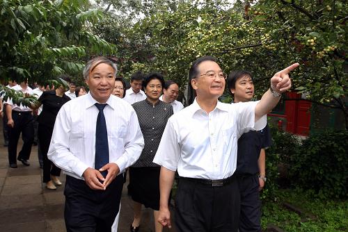 Premier Wen Jiabao (front) talks with a teacher as he shows a group of elementary and high school teachers around in the Zhongnanhai compound, where both the Communist Party of China (CPC) Central Committee and the State Council are headquartered in central Beijing on September 9, 2008. Teachers' Day falls on September 10 every year in China. [Xinhua]