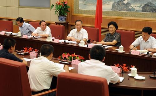 Premier Wen Jiabao (center) talks with a group of teachers from elementary and high schools in Beijing during a meeting in the Zhongnanhai compound in central Beijing September 9, 2008. [Xinhua]