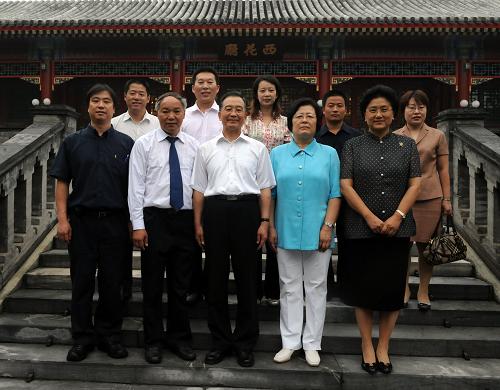 Premier Wen Jiabao (front center) poses for a group photo with teachers from elementary and high schools in Beijing in front of the former office of late Premier Zhou Enlai, in the Zhongnanhai compound, September 9, 2008. [Xinhua]