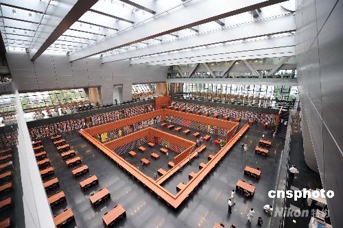 Covering an area of 80,538 square meters, the newly expanded national library offers 2,900 seats and a capacity to cater to 8,000 readers daily with about 600,000 books. [Chinanews]