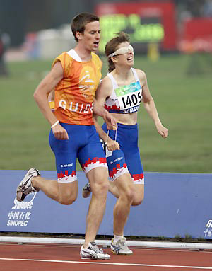 Czech's Miroslava Sedlackova (R) competes with the guide at the first round competition of women's 800m T13/12 at the National Stadium，also known as the Bird's Nest, during the Beijing 2008 Paralympic Games in Beijing, China, Sept. 8, 2008.