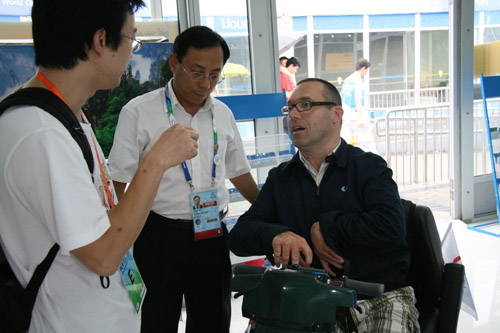 Mark Todd,an observer for the London 2012 Olympic Village,talks to a China.org.cn journalist in Beijing's Paralympic Village, September 9, 2008 [Zhang Yunxing/China.org.cn]