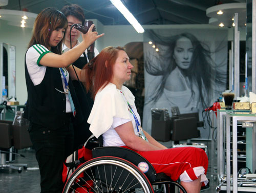 The hairdressing salon in the Paralympic Village provides a free service for athletes and officials living in the village. Photo taken September 9, 2008 [Zhang Yunxing/China.org.cn]