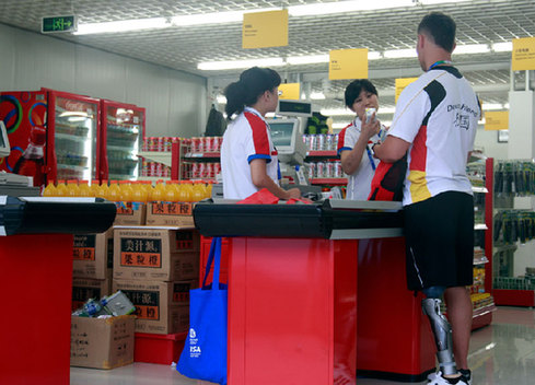 Shopping in the supermarket in the Paralympic Village, Beijing, September 9, 2008 [Zhang Yunxing/China.org.cn]