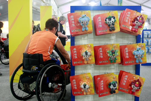 Paralympians in the souvenir shop in the Beijing Paralympic Village, September 9, 2008 [Zhang Yunxing/China.org.cn]