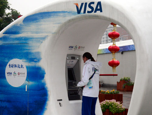 A paralympian using an automatic banking machine in Beijing's Paralympic Village, September 9, 2008 [Zhang Yunxing/China.org.cn]