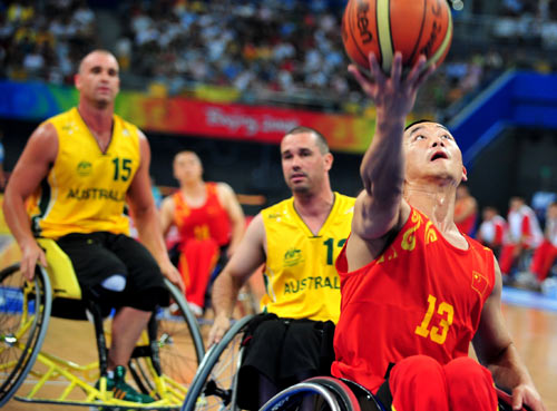 Li Pengcheng (1st R) of China goes for a shot. Australia dominated from start to finish to cruise past China 79-44 for their third win of the Beijing Paralympic Wheelchair Basketball preliminaries on Tuesday at the National Indoor Stadium.