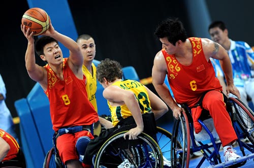 Ding Hai (1st L) of China breaks through. Australia dominated from start to finish to cruise past China 79-44 for their third win of the Beijing Paralympic Wheelchair Basketball preliminaries on Tuesday at the National Indoor Stadium.