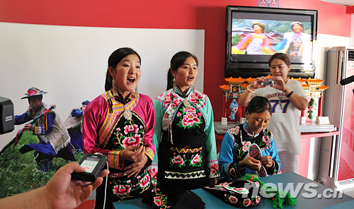 Girls of Qiang ethnic group are singing for the visitors in Sichuan House.