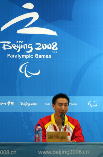 Zhu Pengkai thanks his coach at the press conference after the victory ceremony. [China.org.cn] 