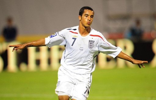 Theo Walcott (L) scored a hat-trick as England beat Croatia 4-1 in Zagreb yesterday to avenge the two defeats that cost them a place at Euro 2008. [Sina.com]