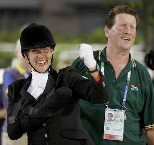 Philippa Johnson(L) of South Africa wins the gold in the Individual Freestyle Test (Grade IV). [Xinhua] 