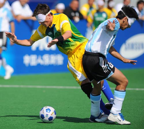 Lucas Rodriguez (R) of Argentina vies with Ricardo Alves of Brazil.[Xinhua]