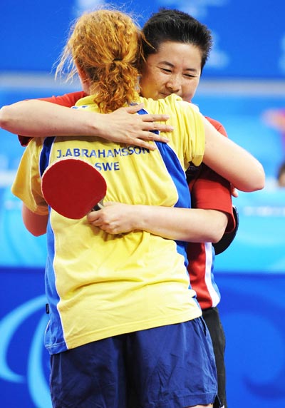 Thu Kamkasomphou (R) of France hugs Josefin Abrahamsson of Sweden.[Xinhua]