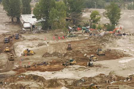 Rescue workers search for survivors at the mudslide area in Xiangfen County, North China's Shanxi Province, September 10, 2008. [Agencies]