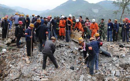 Rescue workers search for survivors at the mudslide area in Xiangfen County, North China's Shanxi Province, September 10, 2008. [Xinhua]