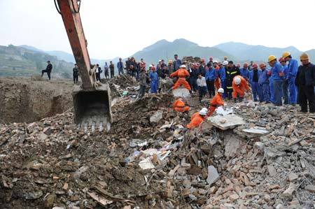 Rescue workers search for survivors at the mudslide area in Xiangfen County, North China's Shanxi Province, September 10, 2008. [Xinhua] 