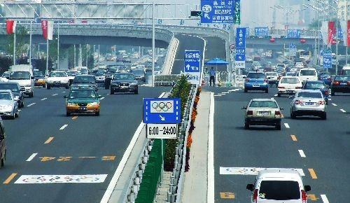 The odd-even license plate rule brought in to keep cars off the streets of Beijing during the Olympic Games has greatly improved the air quality of the city. 