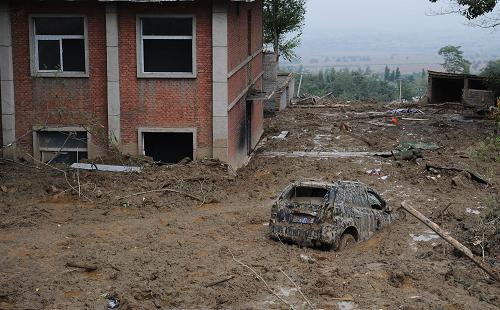 Chinese President Hu Jintao and Premier Wen Jiabao have urged all-out efforts in rescue operations following Monday's rain-triggered mud-rock flow in north China's Shanxi Province.