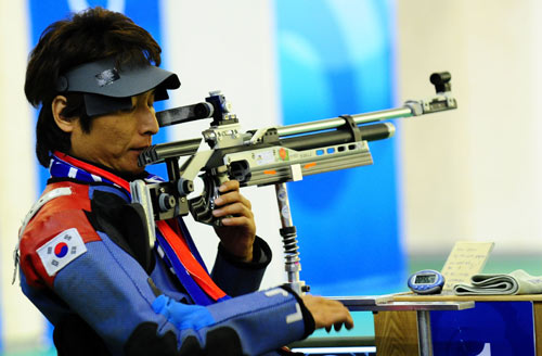 With 704.3 points, Lee Ji-seok of the Republic of Korea claimed the title of the Mixed R4-10m Air Rifle Stand SH2 in the Beijing 2008 Paralympic Games in Beijing, China, on September 11, 2008. 