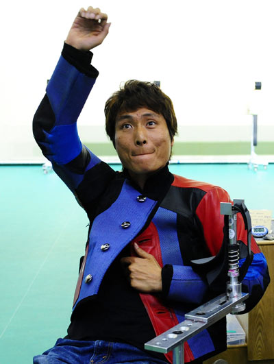 Lee Ji-seok of the Republic of Korea waves to the spectators. With 704.3 points, he claimed the title of the Mixed R4-10m Air Rifle Stand SH2 in the Beijing 2008 Paralympic Games in Beijing, China, on September 11, 2008. 