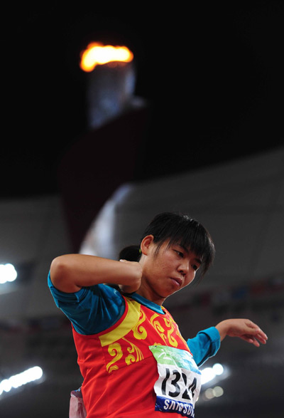 China's Mi Na won the gold medal of Women's Shot Put F37/38 with 11.58 meters and set a new world record at the National Stadium,also known as the Bird's Nest,during the Beijing 2008 Paralympic Games on Thursday, September 11.
