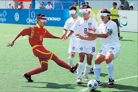 China's Zheng Wenfa tries to evade three South Korean players in a 5-a-side preliminary September 11, 2008. The host won 1-0. [Xinhua]