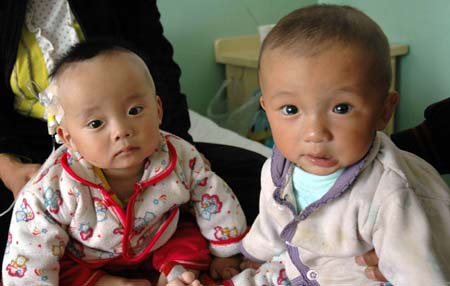 Two babies with kidney stones receive medical treatment at a military hospital in Lanzhou, capital of northwest China's Gansu Province, Sept. 11, 2008. [Xinhua]