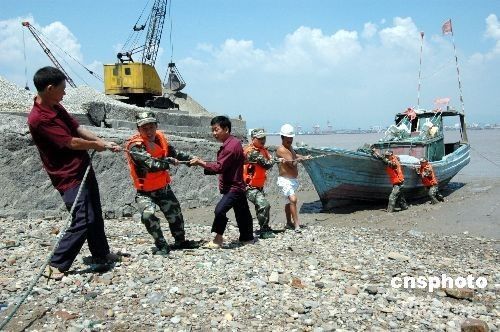 PLA soldiers help local fishermen in Wenzhou, east China’s Zhejiang Province, protect against typhoon Sinlaku.