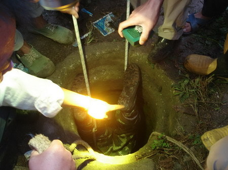 A soldier is lowered head first into a well to rescue a trapped grandmother in a village in Xuchang city in central China's Henan Province on Wednesday, September 10, 2008. [Photo: dahe.cn]