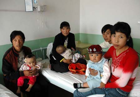 Babies suffering from kidney stones receive medical treatment at the No.1 Hospital of the People's Liberation Army (PLA) in Lanzhou, Northwest China's Guansu Province, September 11, 2008. [Xinhua] 