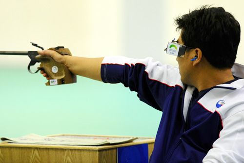 Park Sea-kyun of the Republic of Korea claimed the Mixed P4-50m Free Pistol SH1 gold medal at the National Stadium,also known as the Bird's Nest,during the Beijing 2008 Paralympic Games on September 12, 2008. 