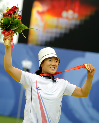 Lee Hwa-sook displays her gold medal. [Xinhua]