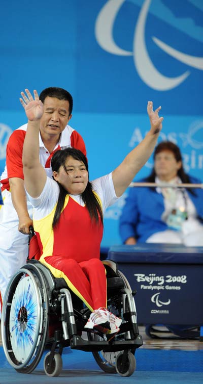 Bian Jianxin waves to spectators. [Xinhua] 