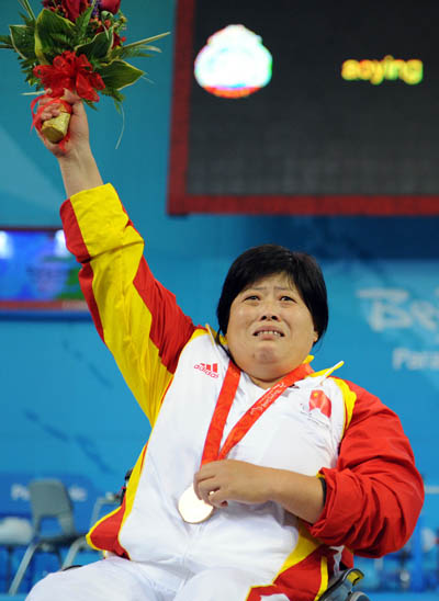  Fu Taoying poses on the podium with her gold medal. [Xinhua]