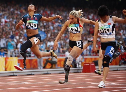 Photos: April Holmes of the United States wins Women's 100m - T44 gold