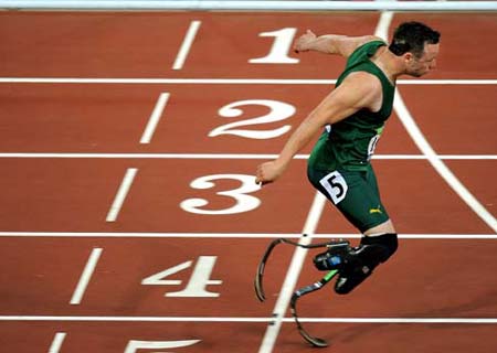 'Blade runner' Oscar Pistorius of South Africa crosses the finish line during men's 200m T44 final at the National Stadium，also known as the Bird's Nest, during the Beijing 2008 Paralympic Games in Beijing, Sept. 13, 2008. Pistorius won the gold medal with 21.67 seconds. [Chen Xiaowei/Xinhua]