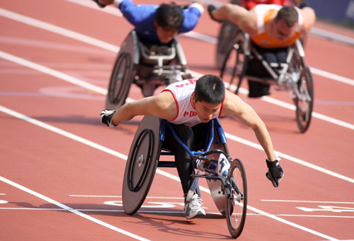 Zhang Lixin (front) competes. [Photo credit: Xinhua]