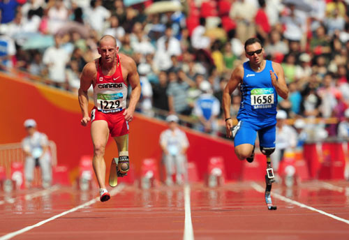Earle Connor (L) competes. (Photo credit: Xinhua)
