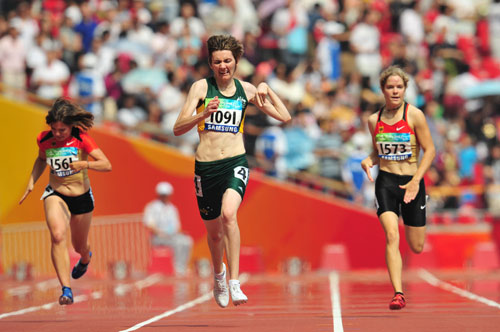 Lisa Mcintosh (C) competes competes. (Photo credit: Xinhua)