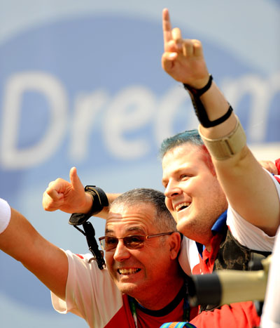 David Drahoninsky (R) celebrates with his coach. (Photo credit: Xinhua)