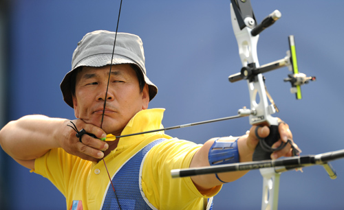 Photos: Baatarjav Dambadondog of Mongolia wins Men's Ind. Recurve-standing gold